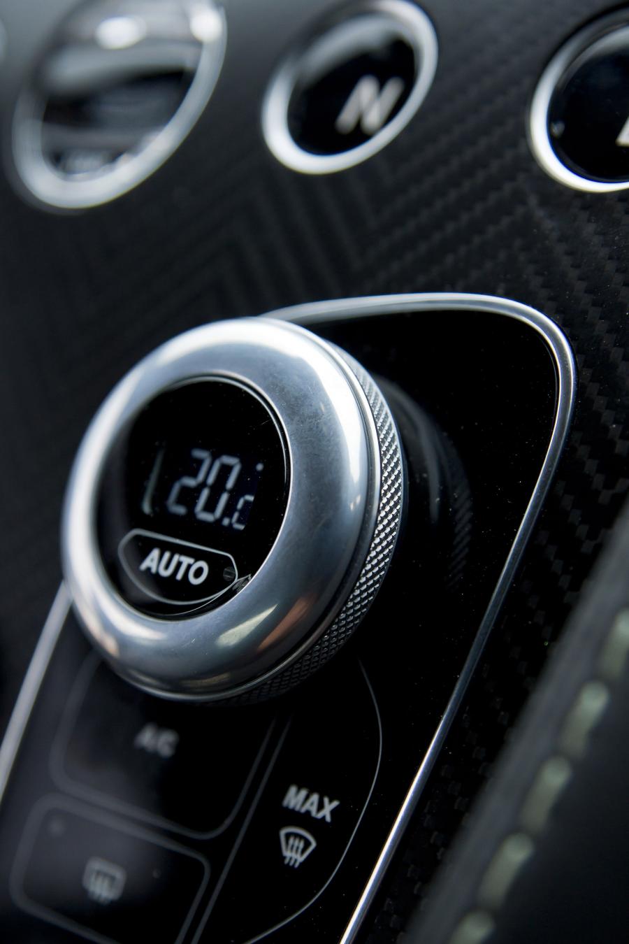 Детали интерьера Aston Martin Vanquish 2012 года  (UK) (фото 72 из 170)